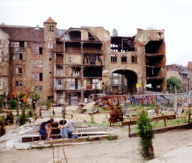 Il Tacheles immortalato in una foto del maggio 1995 © Wikicommons