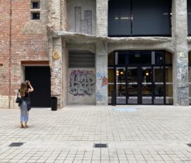Porzione della facciata posteriore dell'ex Kunsthaus Tacheles oggi Fotografiska. Il restauro di Herzog e de Meuron ha mantenuto in opera i ruderi in cemento della costruzione originale. Foto Francesca Petretto