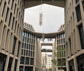 Nella sequenza di corti private lungo il muovo passaggio costruito da Herzoh e de Meuron che collega la Oraninburgerstr. con la Friedrichstraße. Ottobre 2023. Foto Francesca Petretto