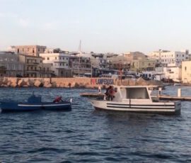 Il centro di Lampedusa visto dal porto (© Archivio Autonome Forme)