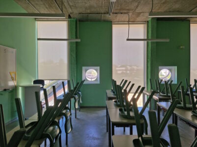 L’interno di un’aula caratterizzato da oblò, l’uso del colore e gli impianti a vista (© Leonardo Chiesi)