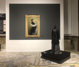Uno degli abiti della Collezione Piraino (© Foto Archivio AutonomeForme)