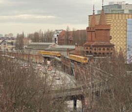 Vista da una finestra dell'ultimo piano verso l'Oberbaumbrücke, Warschauerstr. e l'ex Berlino Est. Foto di Francesca Petretto. Gennaio 2024