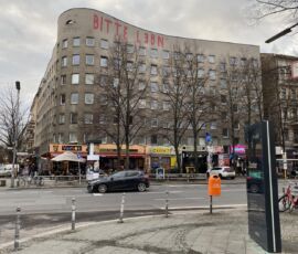 Vista d'insieme dall'angolo opposto sulla Schelsischestraße. Foto di Francesca Petretto, stato di fatto, gennaio 2024