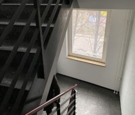 Vano scala B, dall'ingresso sulla Schlesischestrasse. Foto di Francesca Petretto, gennaio 2024
