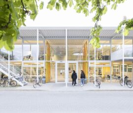 Ingresso principale e piazzale del centro studentesco (© Leonhard Clemens)