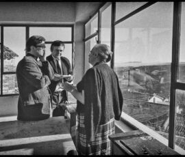 José Oubrerie e Giuliano Gresleri con la Presidente Vecchioli dell’Opera Pia “Giovenale Mancinelli” durante le fasi di progettazione per un Istituto medico-psico-pedagogico a Montelparo (Fermo 1970-71, © Romano Folicaldi)