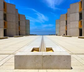 Il Salk Institute for Biological Studies a La Jolla, California (Photo by Codera 23, shared under the Creative Commons CC BY-SA 4.0 licence)