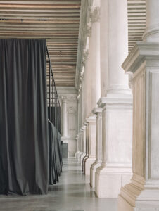 Marco Ciarlo Associati: padiglione espositivo all'interno della Scuola grande della Misericordia di Jacopo Sansovino a Venezia (foto di Aldo Amoretti)