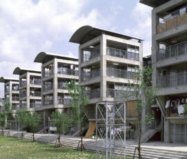 Hotakubo Housing (1991) © Tomio Ohashi