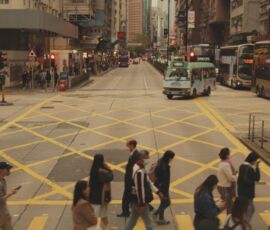Fussgänger und Verkeht im Herzen der Stadt von Hongkong