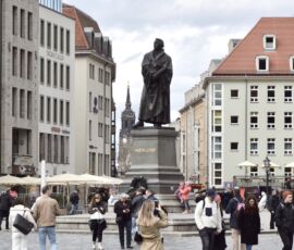 Un altro scorcio am Neumarkt con la statua di Martin Lutero allineata a una delle torri del ricostruito centro barocco
© Daniela Völkel-Hundt