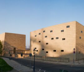 Vista della Nuova Sinagoga con dirimpetto il Gemeindezentrum, studio Wandel, Hoefer, Lorch e Hirsch di Saarbrücken
© Wikipedia