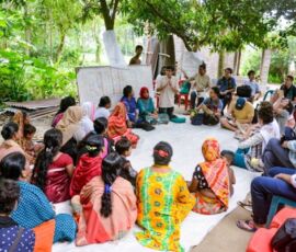 La comunità di un villaggio discute le proposte di sviluppo con alcuni gruppi di studenti di Harvard.
©Fahim, MTA