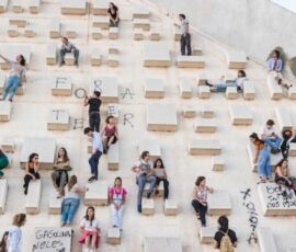 Scuola itinerante a Brasilia, 2018. Studenti che scalano uno dei lati del National Theatre.
© Lúmina Kiku- chi