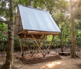 Il primo prototipo di Khudi Bari è stato costruito dagli Architetti Arman Abedin e Kazi Akif di MTA nella piccola radura di Faydabat, a Dacca, nell'ottobre 2020.
©F. M. Faruque Abdullah and H. M. Fozla Rabby Apurba from City Syntax