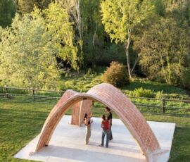 Visitatori alla scoperta della costruzione ultimata. La struttura è basata unicamente sulla compressione.
©Wesam Al Asali