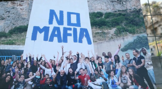 La scritta _No mafia_ posta sull'edificio da cui fu attivato l'espolisvo della strage di Capaci