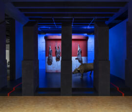 In primo piano: dettaglio di “A Parigi, al Musée d’Orsay, nella navata, 1986” - Alessandro Saletta, DSL Studio © Triennale Milano