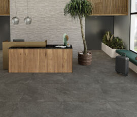 Pavimento finitura Anthracite, grigio scuro, nel formato 120x120. Parete il Mosaico multispessore, Grey, 30x60. Top bancone, variante Port Laurent, 120x278. Front del bancone rivestito nuance Caramel (formati 20x120-10x120-5x120). Panca e fioriera rivestite con l’effetto metallo Plate, Zinc, 120x278