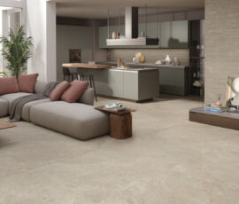 A parete Arkè strips 30x60, variante Beige.
A pavimento, variante Beige, nel formato 120x120.