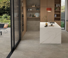 A parete e a pavimento (in e out), nel formato 60x120, la finitura Clay.
Isola rivestita con l’effetto marmo Elements Lux, variante Statuarietto, 120x278