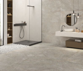 A parete il decoro Line 3D, 60x120, colore Grey.
A pavimento Grey nel formato 120x120.
Parete interno doccia e ripiano del lavabo rivestiti con l’effetto cemento District, White, 120x278.
