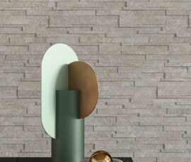Parete realizzata con Arkè, nella variante multispessore 30 x60, colore Grey.
