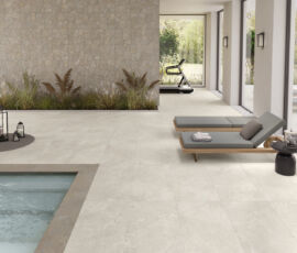 Piscina indoor realizzata con Arkè.
A parete la variante Clay palladiana, 49x49 e a pavimento Ivory, bianco formato 60x120.
Bordo piscina rivestito con Clay gradino bordo toro 30x120, spessore 20mm.