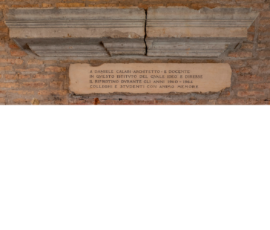 Targa posta da docenti e studenti dell’Istituto Universitario
© Alessandra Chemollo di Architettura di Venezia e fatta incidere da Mario De Luigi, a memoria e riconoscimento della attività svolta da Daniele Calabi per dotare l’Istituto di una nuova sede. 1964