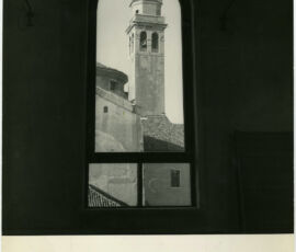 Finestre dell'ex Convento dei Tolentini, ad anta unica apribile a bilico verticale, con parte inferiore in vetri fissi (fotografia attribuibile a Daniele Calabi)