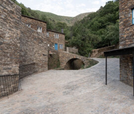 Branco Del Rio Arquitectos, “Praça e posto turismo Piadao”, Portogallo