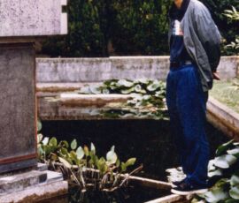 Sekiya Masaaki presso il tempietto della Tomba Brion
© Archivio Sekiya