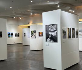 Un allestimento della mostra all'IIC Tokyo