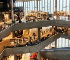 Spazio centrale della biblioteca e hub culturale Deichman Bjørvika, progettata da Lund Hagem Arkitekter AS e Atelier Oslo, Oslo, © Silvia Lanteri e Maicol Negrello