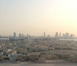 Manama vista dalla città di Muharraq, Bahrain (© Matilde Mellini)