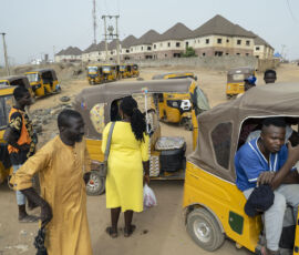 Area di attesa per i mototaxi a tre ruote, conosciuti localmente come keke napep, lungo Airport Road ad Abuja, Nigeria (© Nick Hannes)