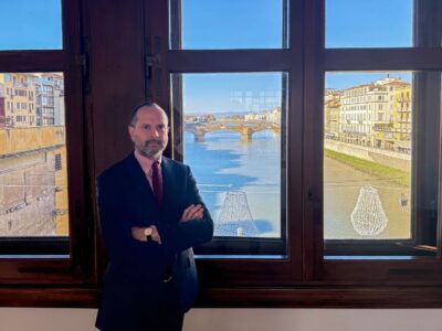 Il direttore degli Uffizi Simone Verde nel Corridoio Vasariano, Firenze (© Courtesy Gallerie degli Uffizi)
