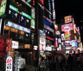 La realtà informale dell’animata notte di Gangnam, Seuol (© Wikipedia commons, Gangnam)