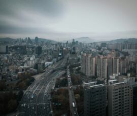 Il contrasto tra edifici di edilizia sociale e lo skyline contemporaneo, Seuol (© Wikipedia commons, Gangnam)