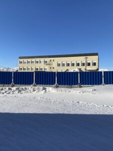 L'archiviaggio Kiruna. Il sistema di transenne che circonda un edificio pubblico demolizione (© Aurora Riviezzo)