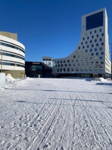 L'archiviaggio Kiruna. La nuova piazza della città in cui svetta lo Scandic Hotel progettato da Thomas Sandell (© Aurora Riviezzo)