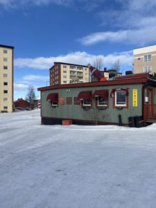 L'archiviaggio Kiruna. Uno dei pub di Kiruna in un quartiere residenziale a ridosso dell'area in demolizione (© Aurora Riviezzo)