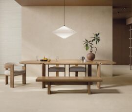 Luminoso living. Sulla parete frontale e a pavimento è visibile la finitura Beige, rispettivamente nei formati 120x278 e 60X120. Sulla sinistra, il decoro Plisse (20x120) che restituisce un gradevole effetto decorativo, utile per esempio a creare boiserie o a rivestire pareti curve (grazie a un sistema di bacchette di 2 x 120 cm, incollate su rete in serie di 10)