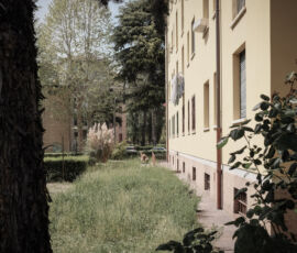Spazi di pertinenza condominiali a Bologna (© Gianluca Rizzello)