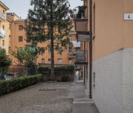 Spazi di pertinenza condominiali a Bologna (© Gianluca Rizzello)
