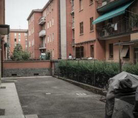 Spazi di pertinenza condominiali a Bologna (© Gianluca Rizzello)